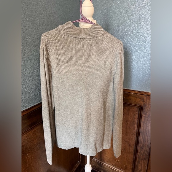 Men's Classic Zip-Up Sweater in Gray - Picture 3 of 3